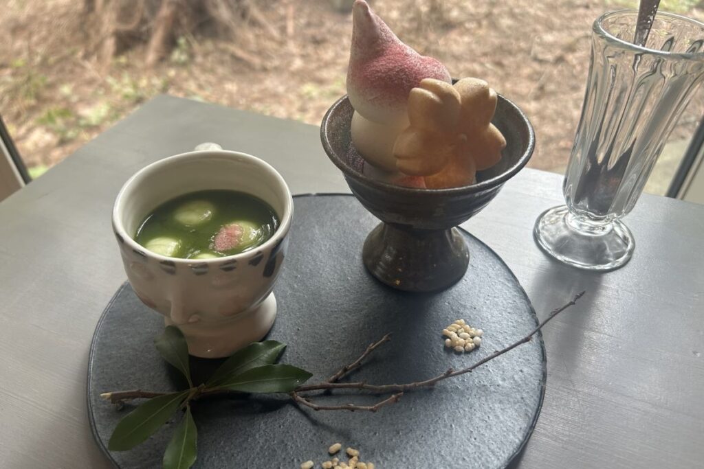 玄米のあられが添えられた、抹茶しるこにとソフトクリーム