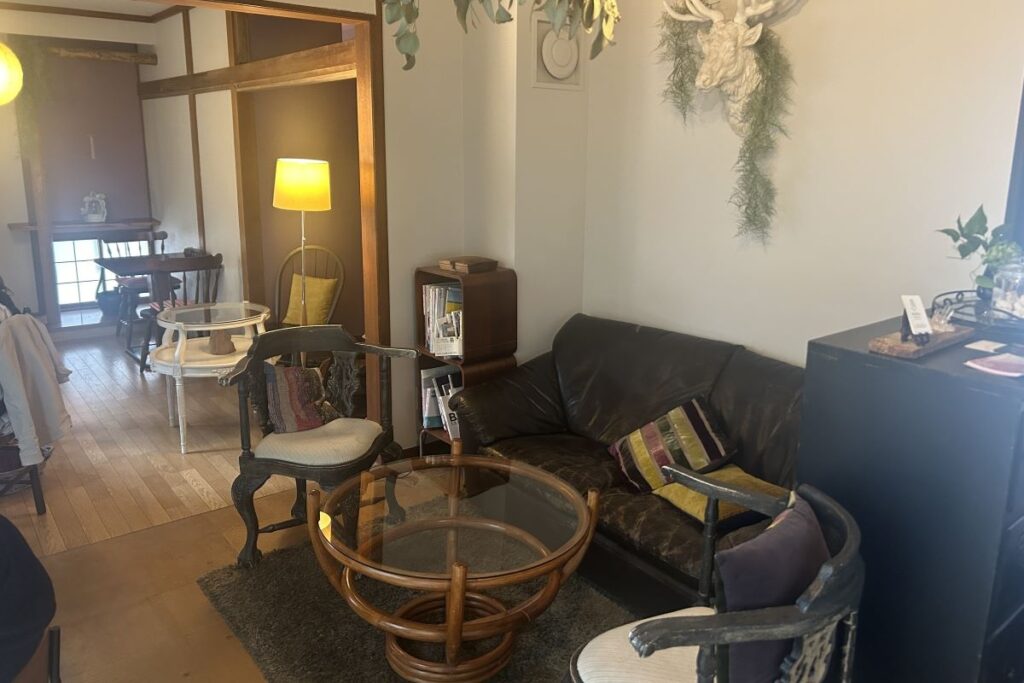 落ち着いた雰囲気の「マシュー神宮の杜」店内