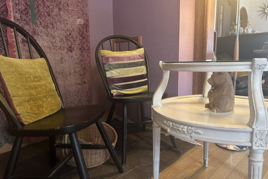 木彫りのクマがあちこちに置かれている「マシュー神宮の杜」店内