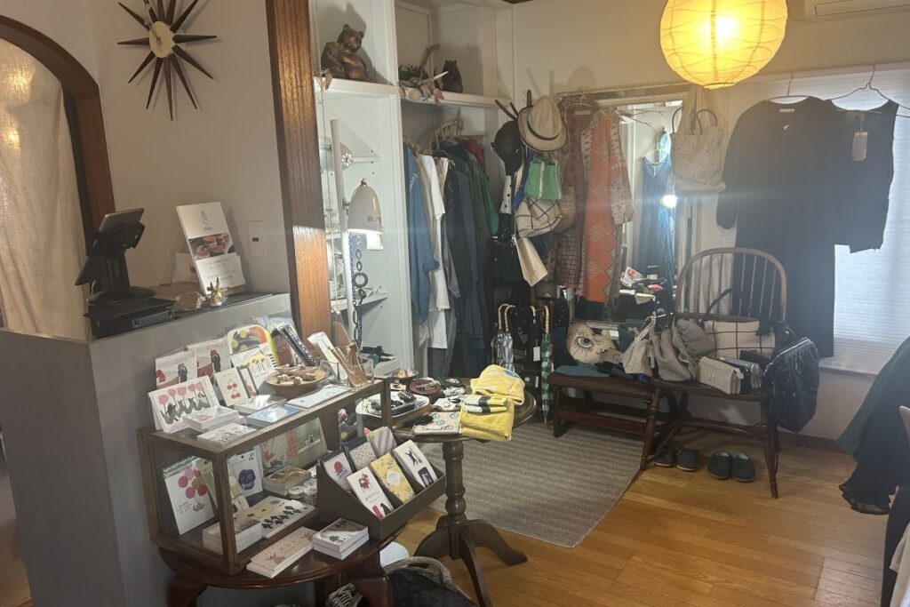 オーナーセレクトの服や雑貨も並ぶ「マシュー神宮の杜」店内