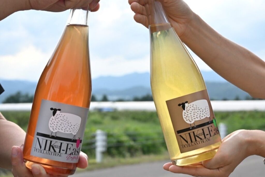 2022年に初めてつくったロゼ（左）と白