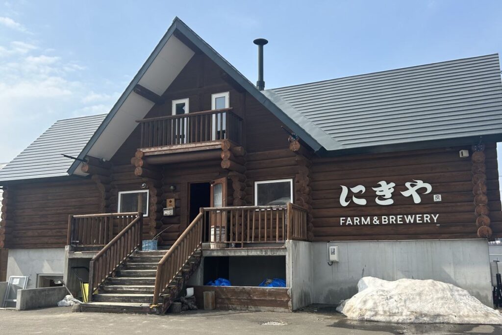 果樹畑の中にあるブルワリー「にきや」の外観