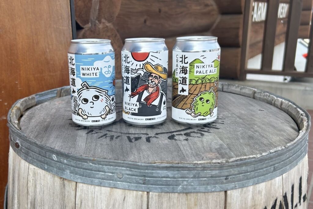 にきやのフラッグシップビールのホワイト(左)、ブラック(中央)、ペルエール