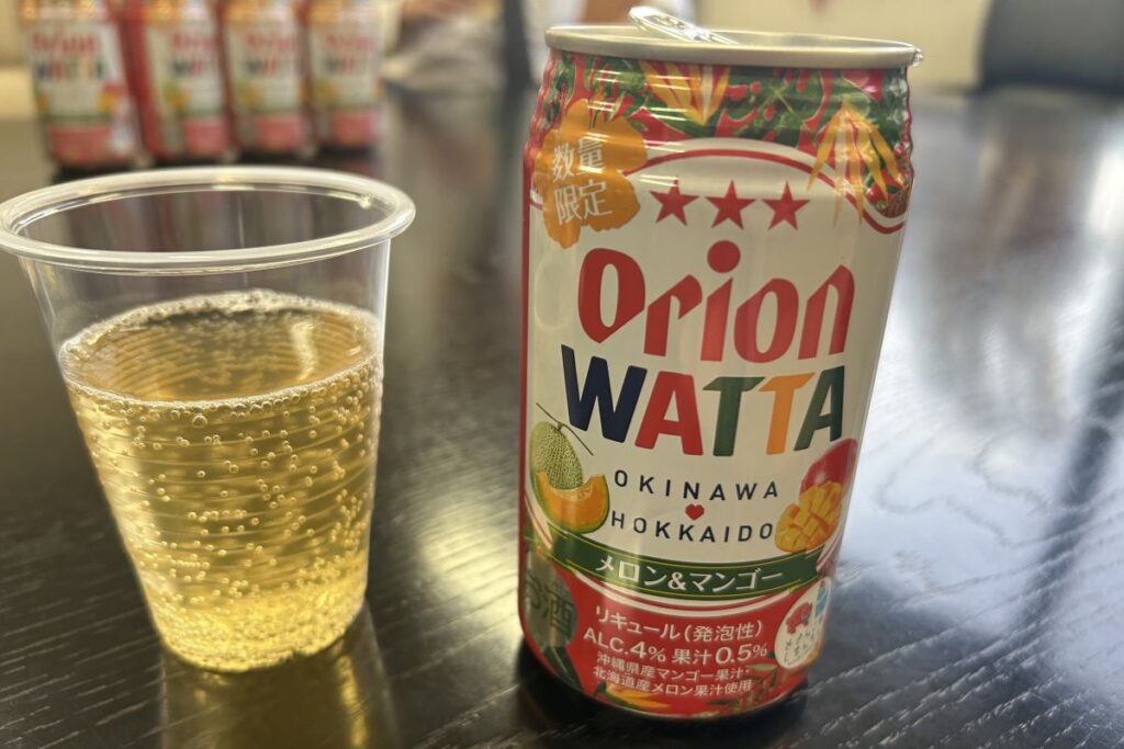 缶チューハイ「オリオンWATTA(ワッタ)メロン&マンゴー」の缶と注がれたカップ