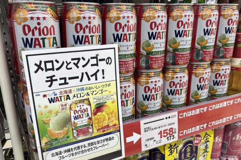 店頭に並べられた缶チューハイ「オリオンWATTA(ワッタ)メロン&マンゴー」