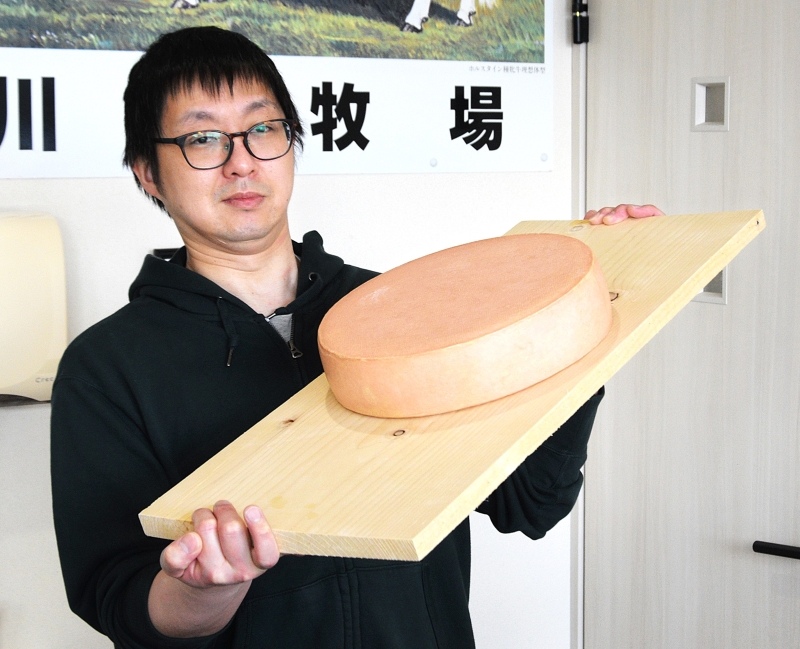 世界トップ20入りを果たした「長万部ラクレット」を掲げる川瀬昭人さん