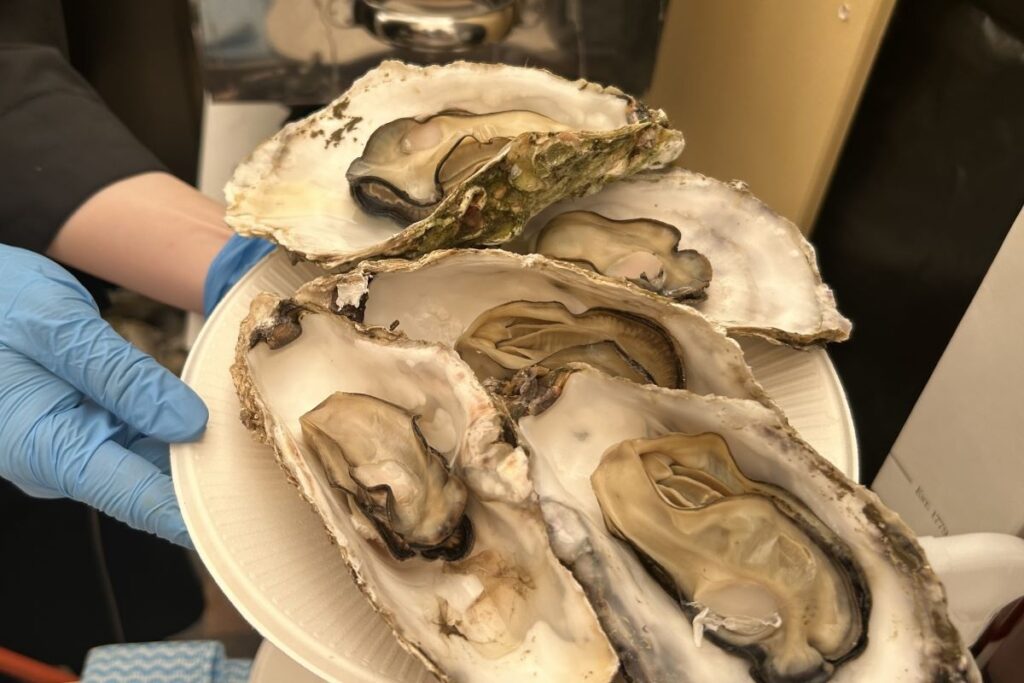 「牡蠣の羅ストラーダ」が提供している身がぷりぷりの蒸しカキ
