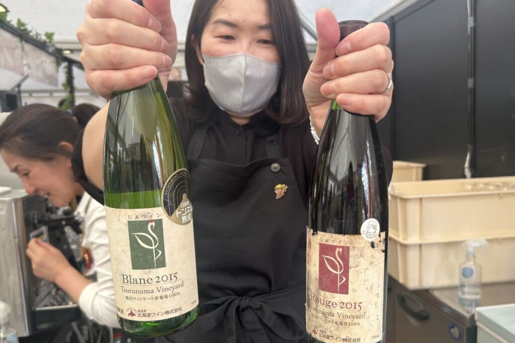 ラベルやびんの汚れはダムトンネルで熟成させた証左というワインボトル