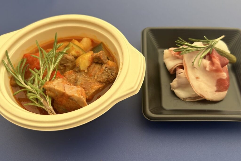 子羊と野菜のナヴァラン（左）とラム肉の生ハム