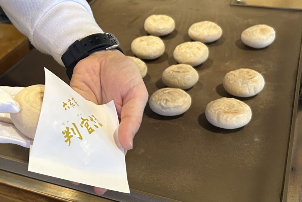 高温の鉄板で焼き上げる六花亭神宮茶屋店の「判官さま」