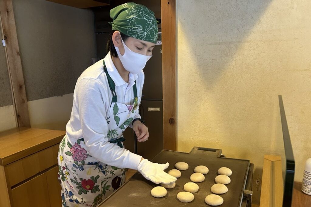 焼き上げるまでに5~6分かかるという「判官さま」を焼く様子