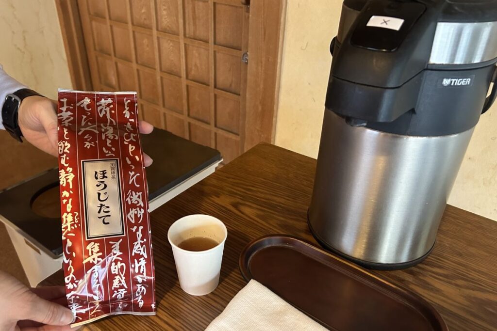 店内で無料で提供しているほうじ茶