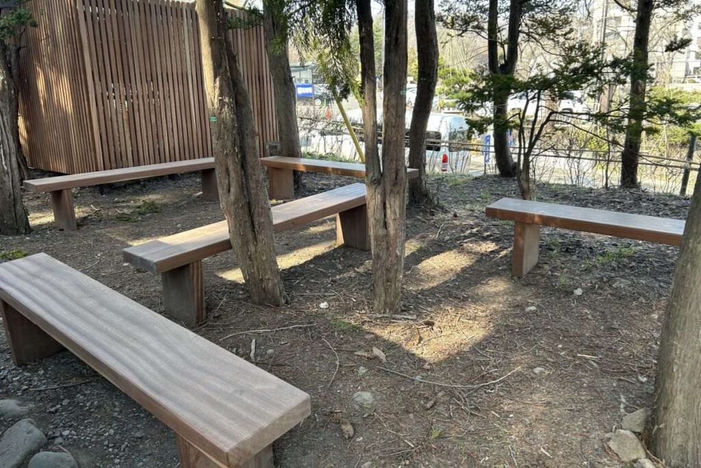 店の横の休憩スペース