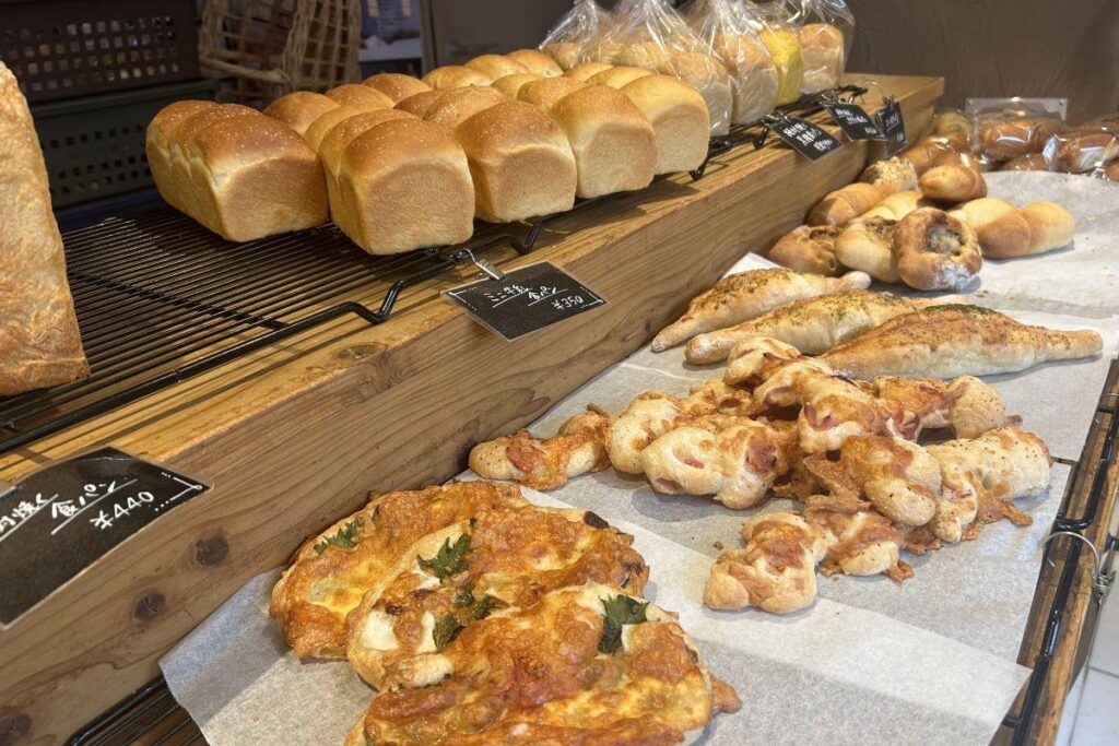 たくさんの種類のパンが並び品定めに悩んでしまうShianの店内
