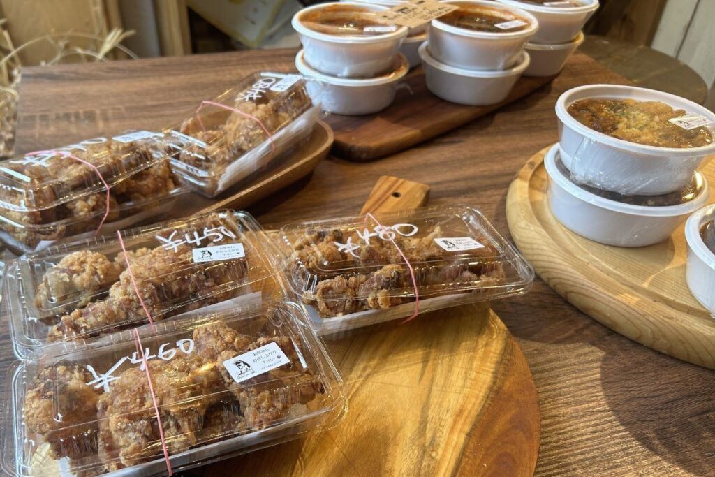 店内で販売されている、からあげやハンバーグなどのそうざい