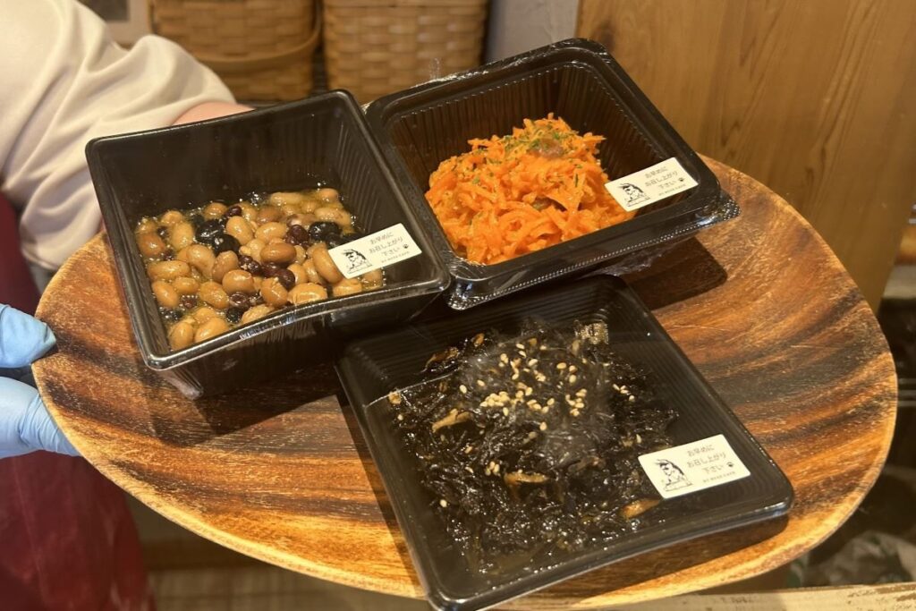 販売しているそうざいの、(手前から時計回りに)ひじき煮、豆のピクルス、キャロットラペ