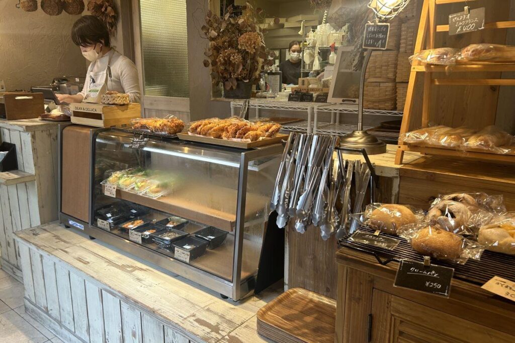 そうざいやサンドイッチが並んだショーケース