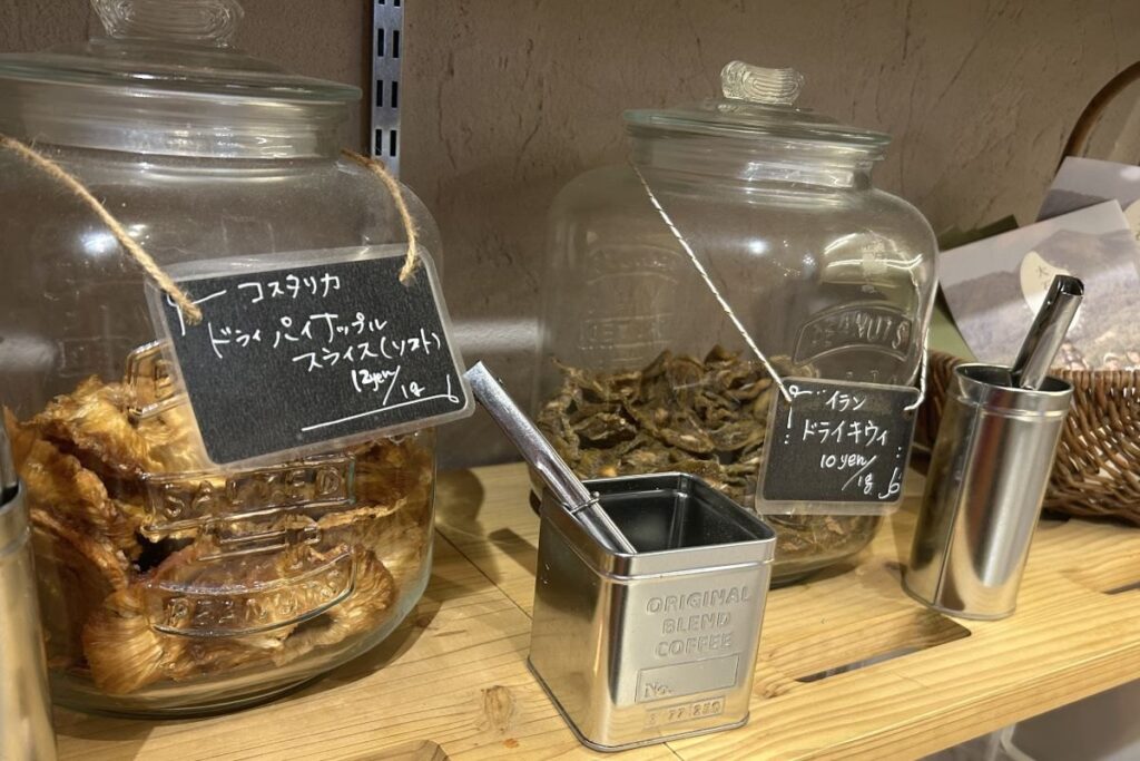 量り売りされているドライフルーツやナッツ