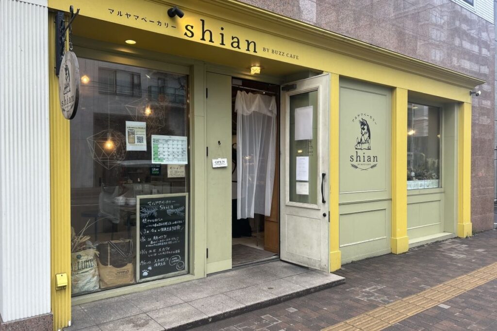 ビル1階に入るShianの店舗外観
