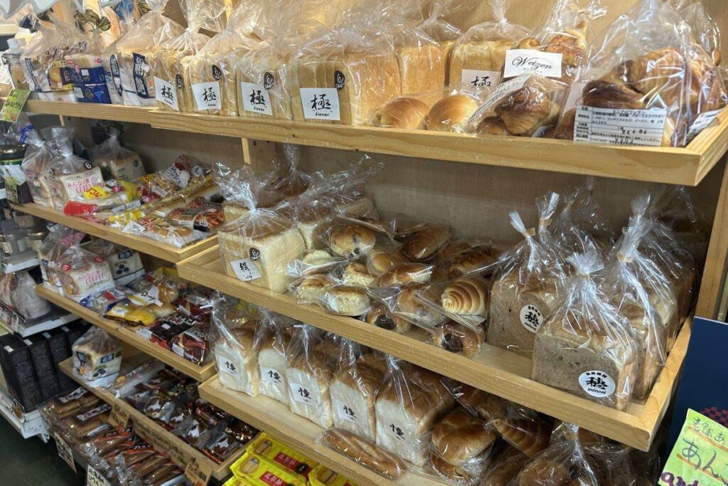 日替わりでいろいろなベーカリーのパンが並ぶ棚