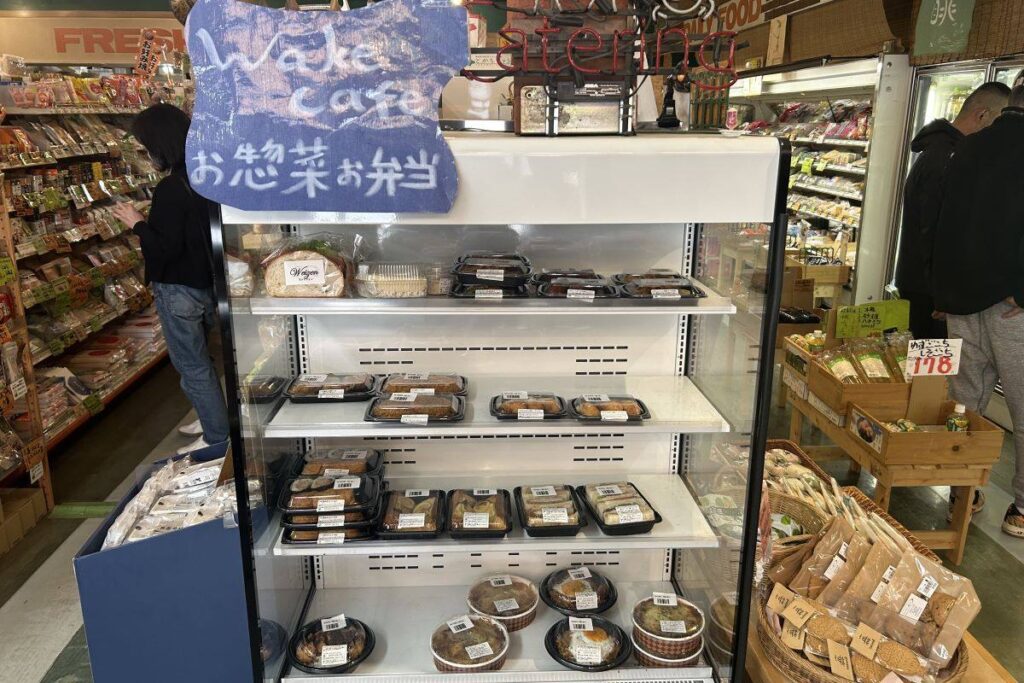 駐車場の一角で営業中の「ウェイク・カフェ」のそうざいやお弁当