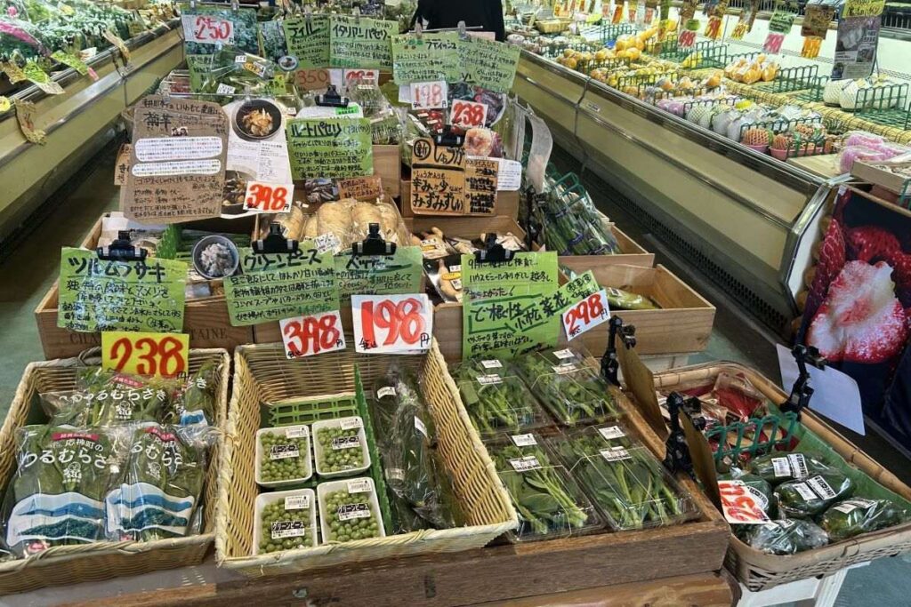 ツルムラサキや小松菜花など珍しい野菜が並ぶ棚