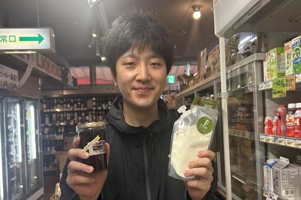 「Fギリシャヨーグルト」(右)と「流氷ビーツ」のソースを手にする一成店長