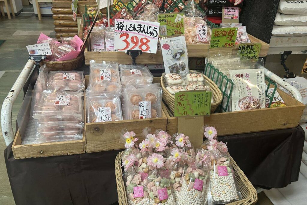 サクラ味やサクラを使った食品を集めた季節のコーナー