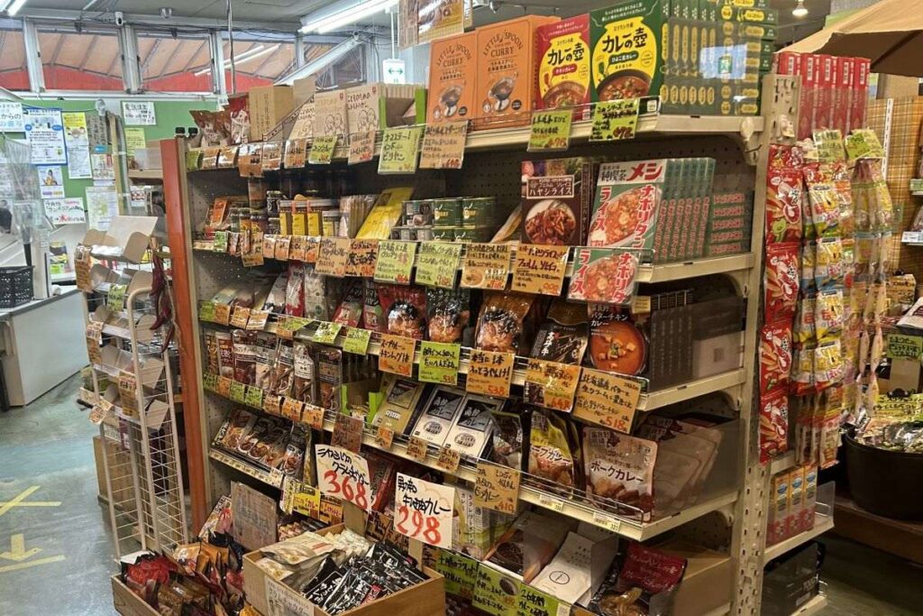 レトルトや缶詰のカレー、カレールーを集めたコーナー