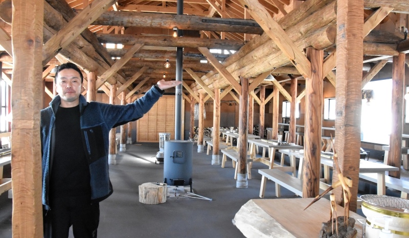 牛舎を改装したバーベキューハウスで、「牧歌的な雰囲気の中、食事を味わって」と話す鹿糠さん