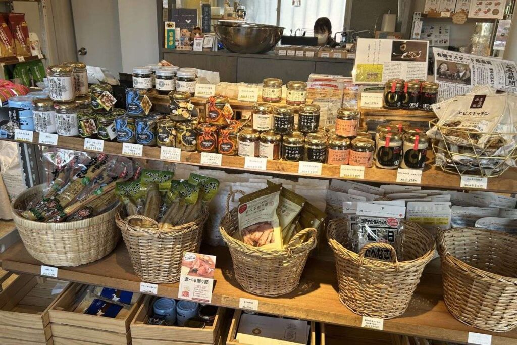 店頭に並んだ、ご飯のお供やお酒のおつまみにぴったりの加工品