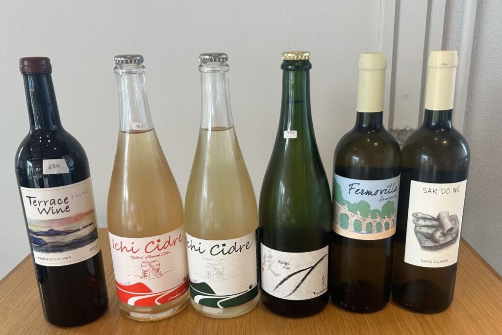 2階のカフェでグラス提供しているナチュールワイン