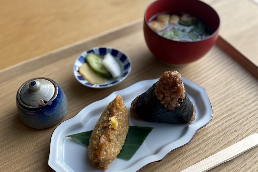 おむすび、いなり、汁物などがセットになっているモーニング