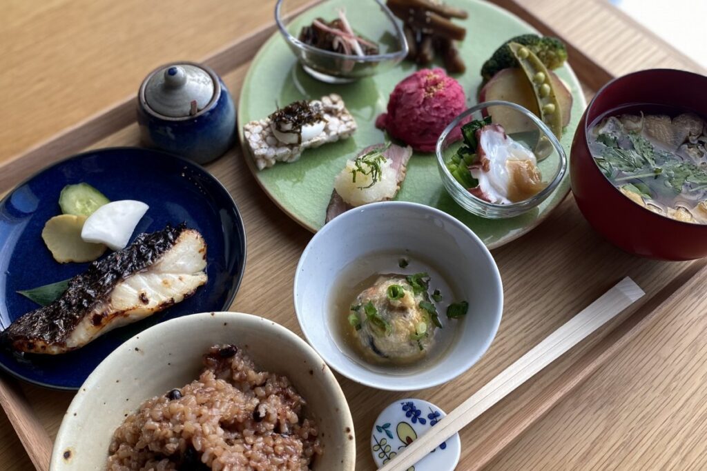 体にいいものでお腹もいっぱいになるランチの一汁満菜