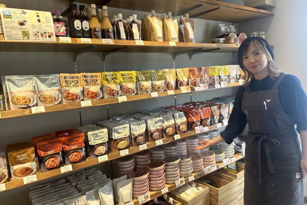 YUWAERUの店内を紹介するスタッフ