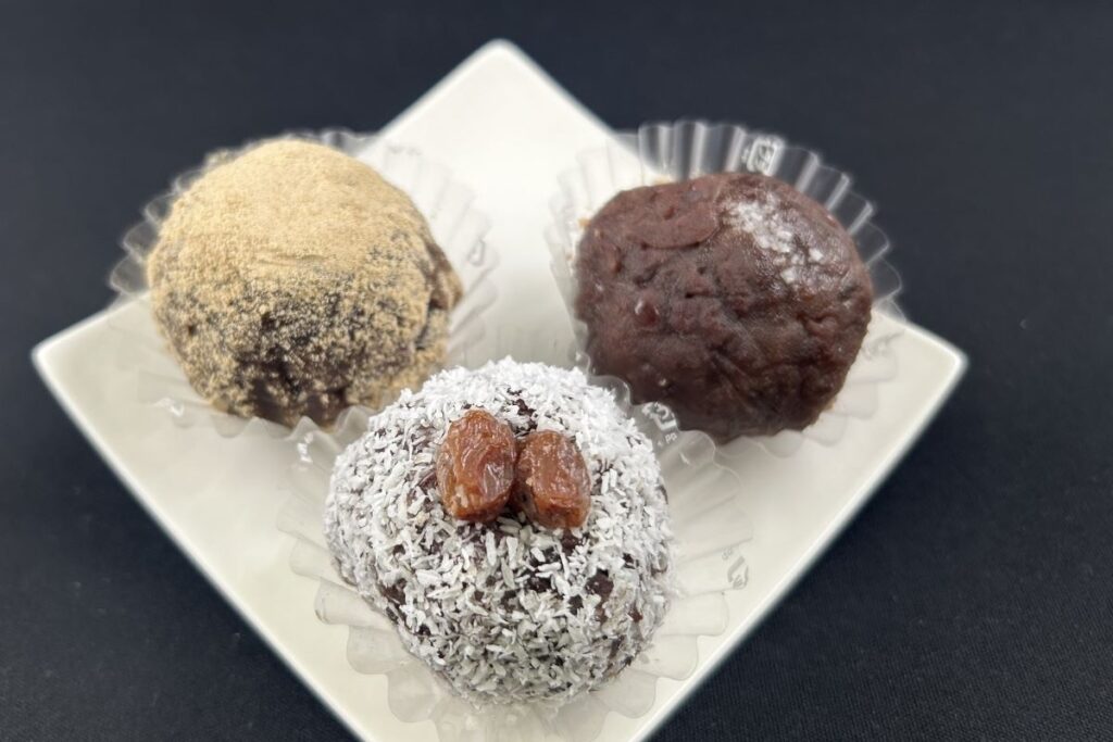 寝かせ玄米のおはぎ。下から時計回りに、ココナッツ、玄米粉、塩あんこ