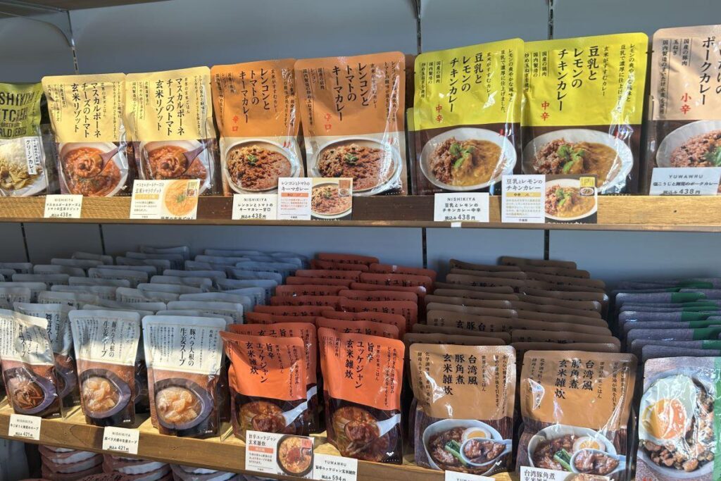 棚に並んだ、寝かせ玄米ご飯にぴったりのカレーや丼のもとのレトルト