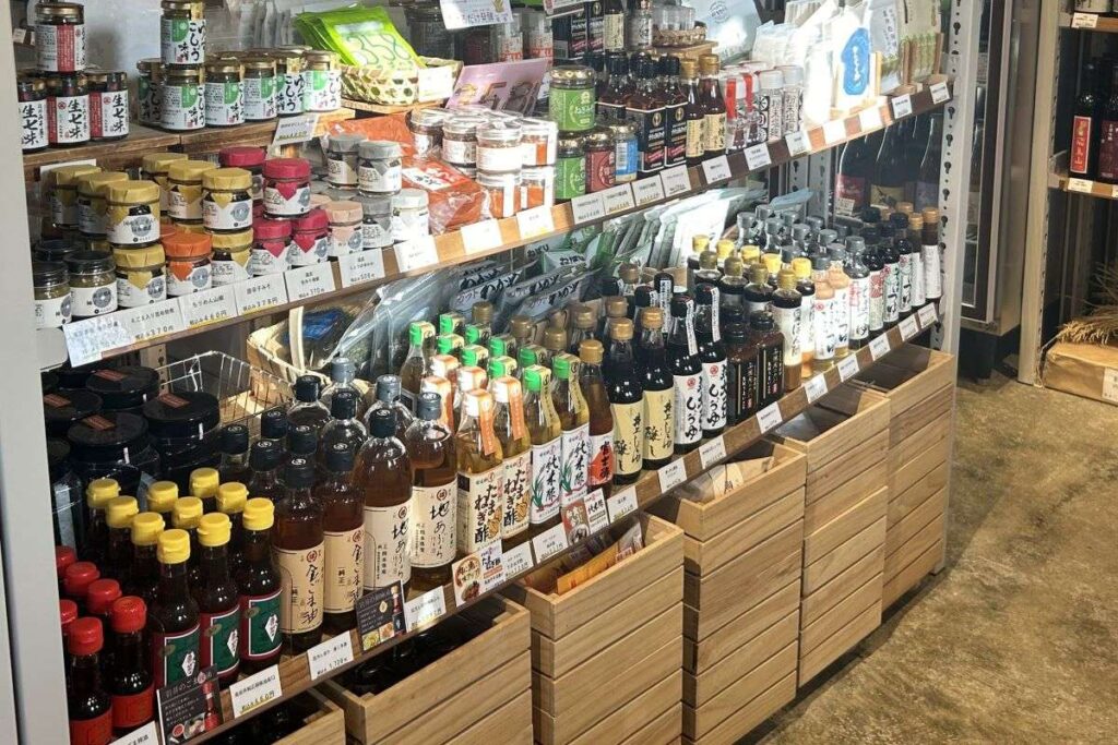こだわりの調味料が並ぶ棚