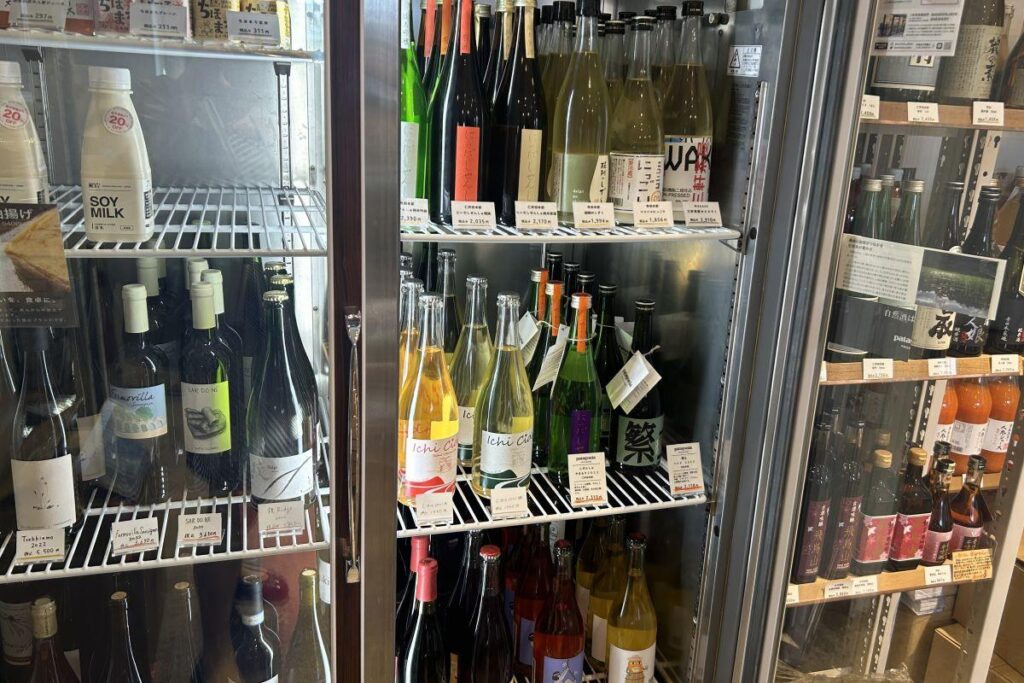 冷蔵庫に並ぶ日本酒の「自然酒」やナチュールワイン