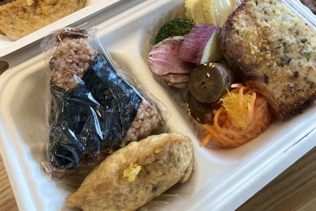 寝かせ玄米のおにぎりといなり、おかずを詰めたYUWAERUの「おむすび弁当」