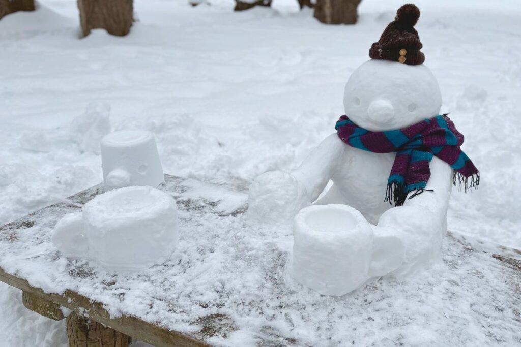 ティータイムを楽しむ雪ボーイとバケツ太郎