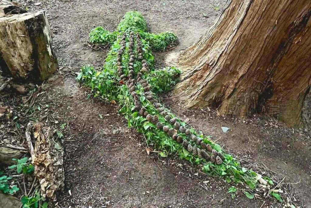 葉っぱでつくったワニ。背中のゴツゴツした骨板は松ぼっくりで再現