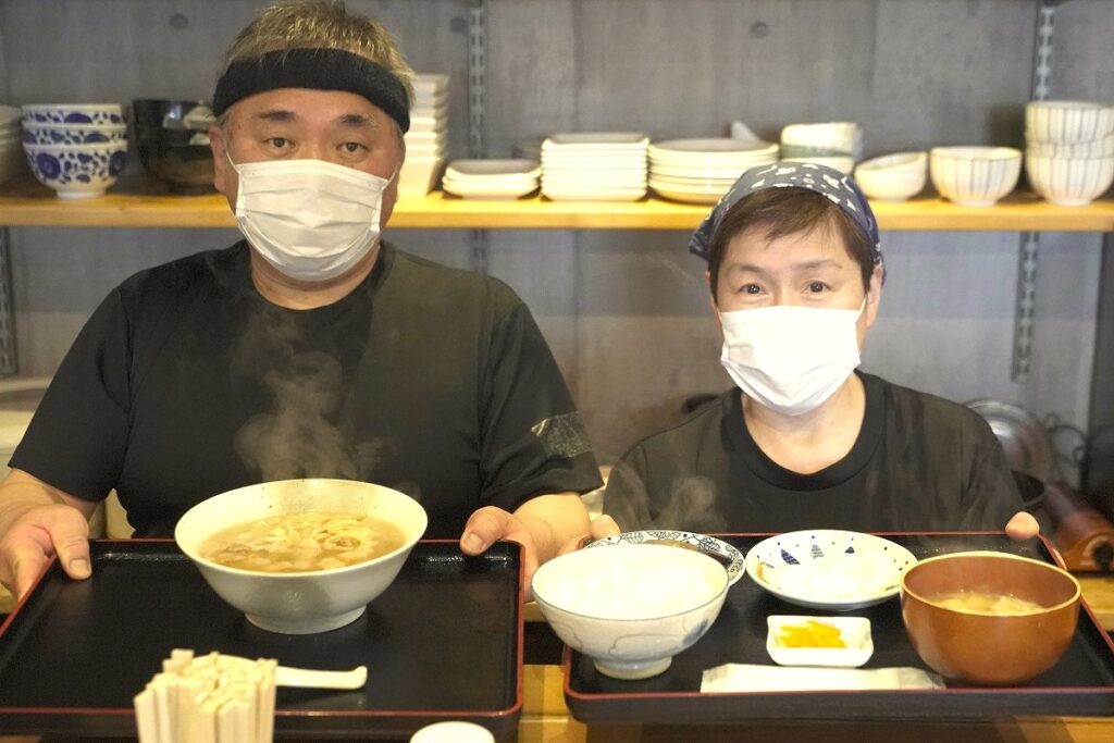 店主の稲葉和広さん(左)と妻弘美さん