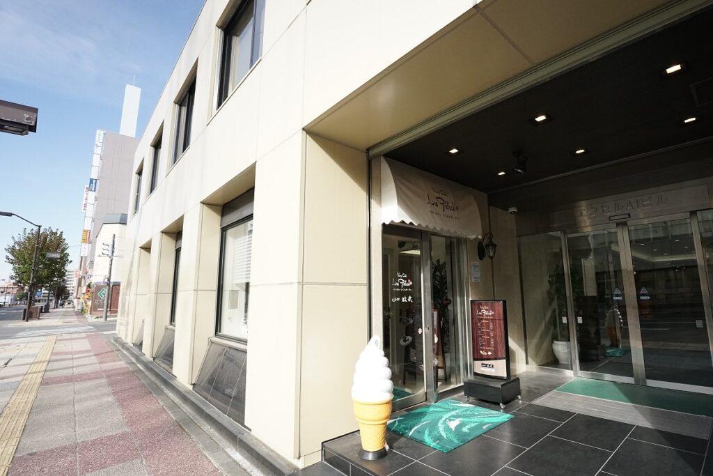 旭川市中心部のビル1階で営業しているラ・フェリーチェの店舗入り口