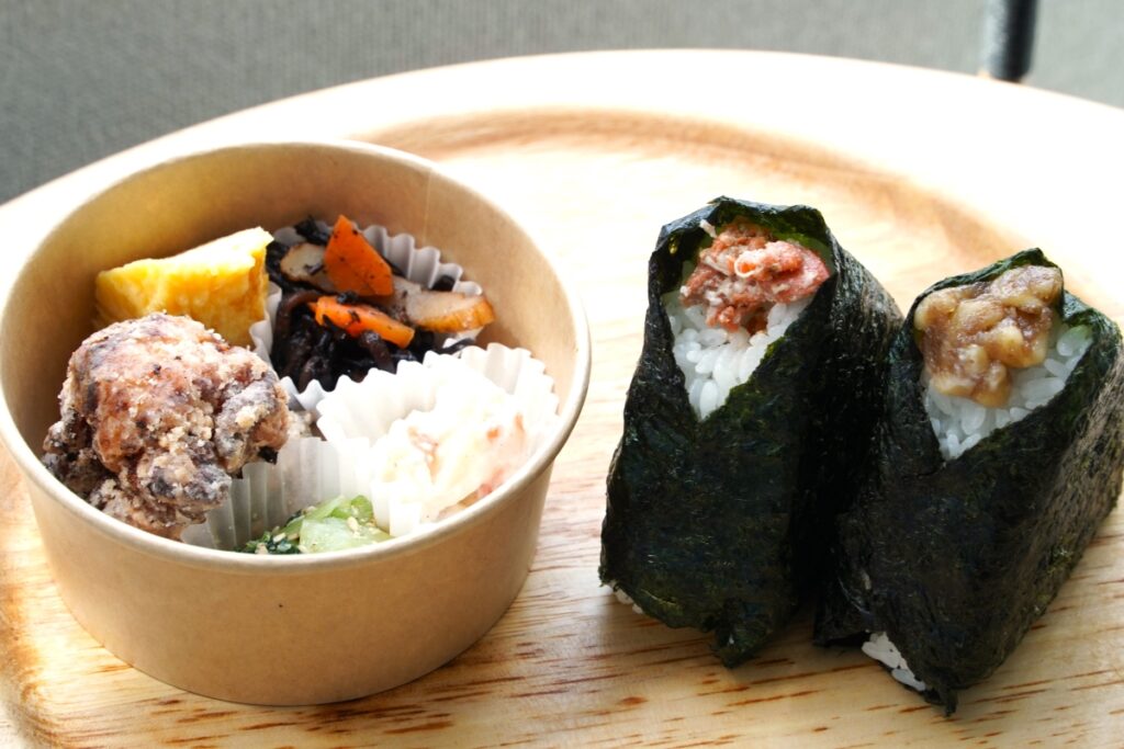 「Harumusubi」のおにぎり(右)とそうざい