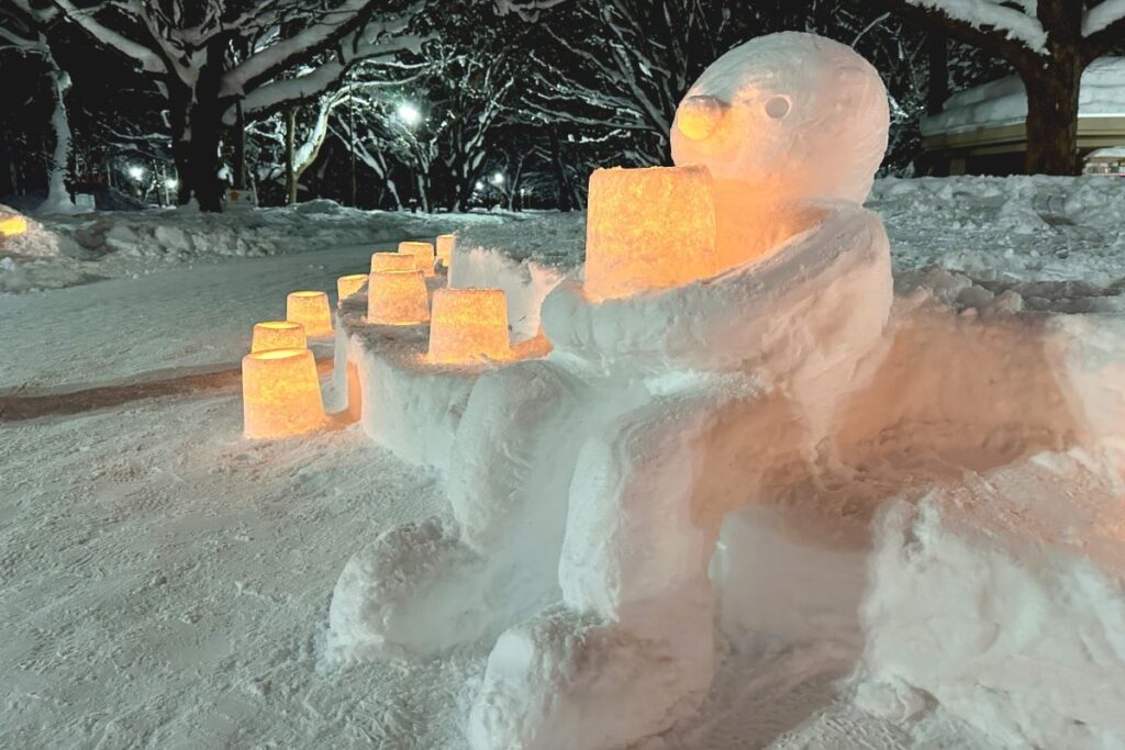 ランタンでライトアップされた雪ボーイ