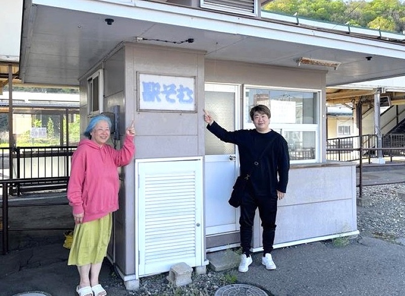 駅そば復活を目指しＣＦで資金を募っている萩原和浩さん（右）と店長候補の渡部みゆきさん