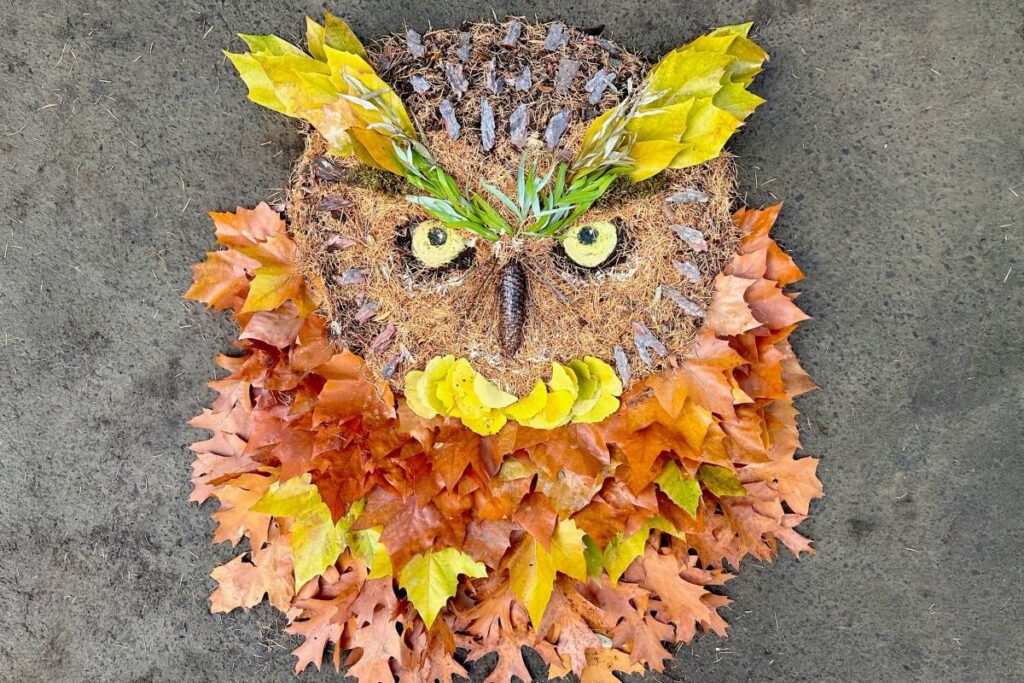 色鮮やかな落ち葉でつくったチプカカムイ(フクロウ)