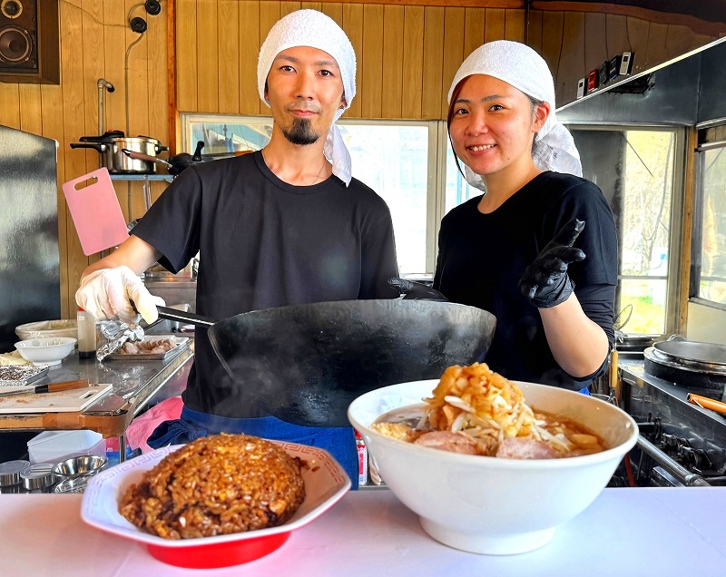 中華鍋を手に自慢のチャーハンとラーメンを紹介する片岡一磨さん(左)と妻の美柊さん