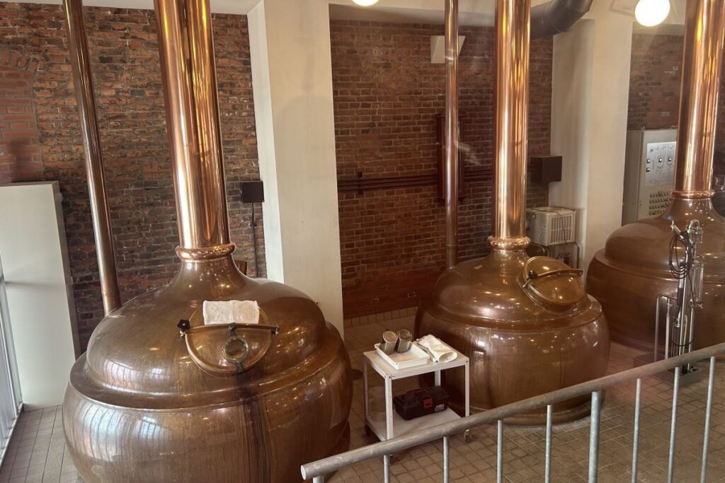 見学館に並ぶスチルポット